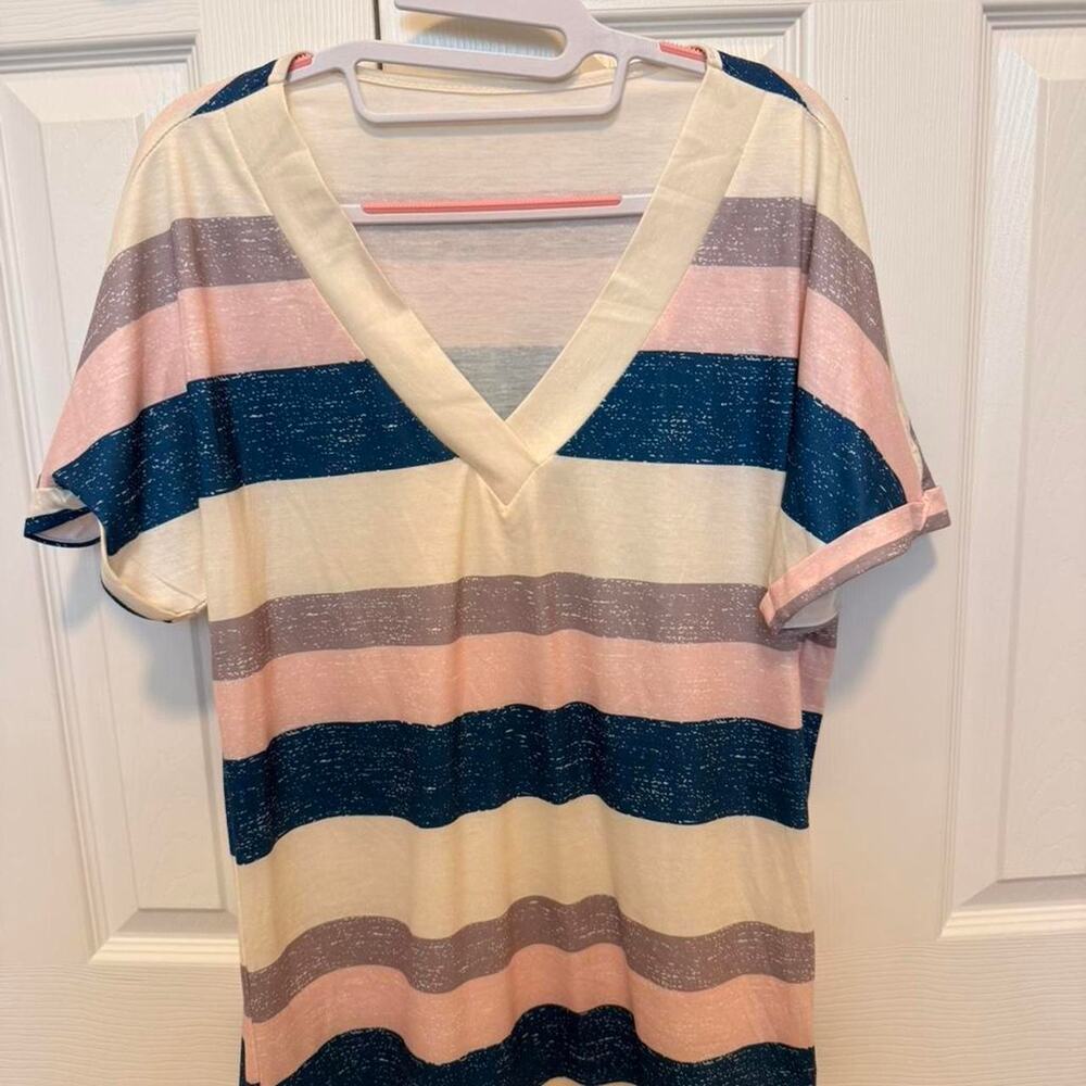 Striped v neck tee with horizontal